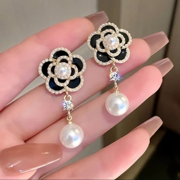 Camellia Pearl Stud Earrings Design Charm Elegant Black Flower Dangler - Picture 2 of 4